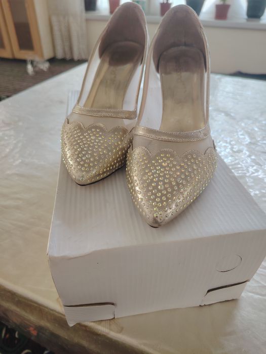 Poshnali tufli sotiladi