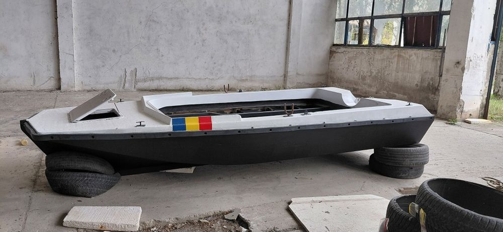 Barcă din fibră fără motor..