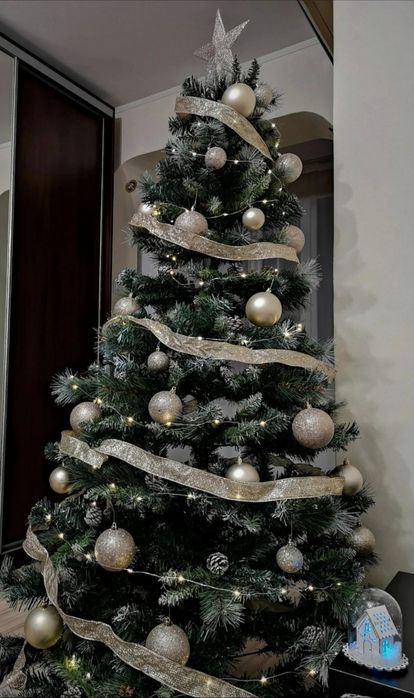 Brad realistic 1,80 m suport metalic ,conuri si zăpadă