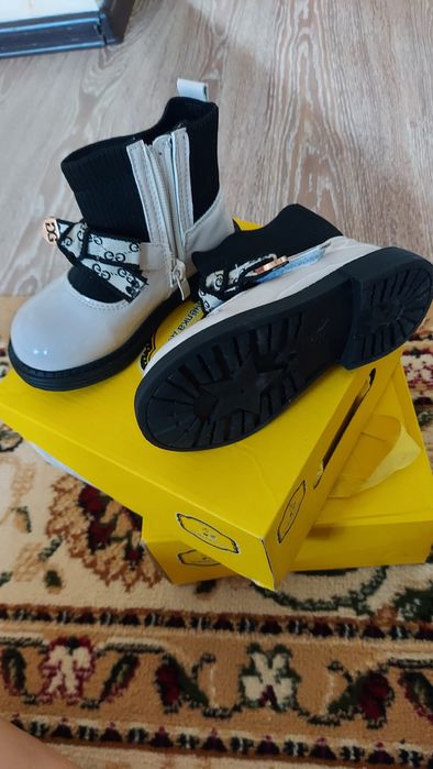 Ботинки для девочек новые