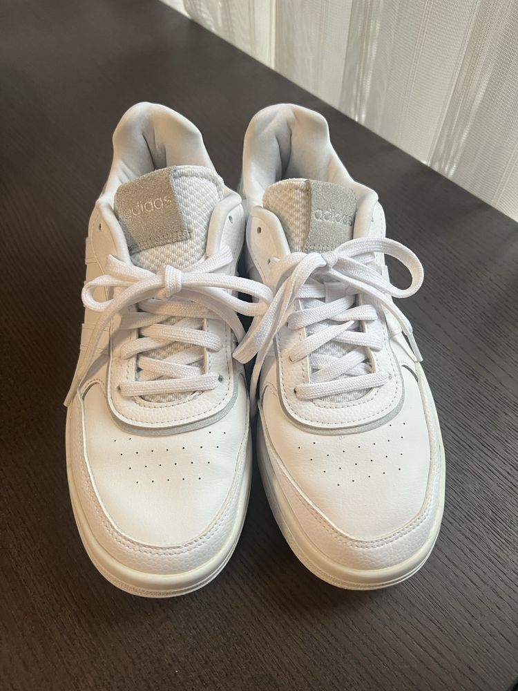 Adidas sneakers white