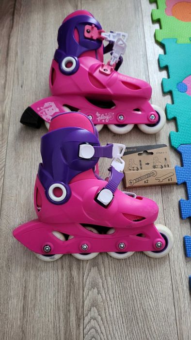 Role reglabile culoare roz pentru copii