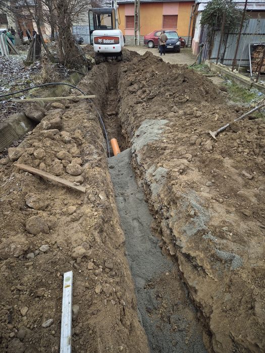 Inchiriez/Execut lucrări cu miniexcavator de 5 tone.