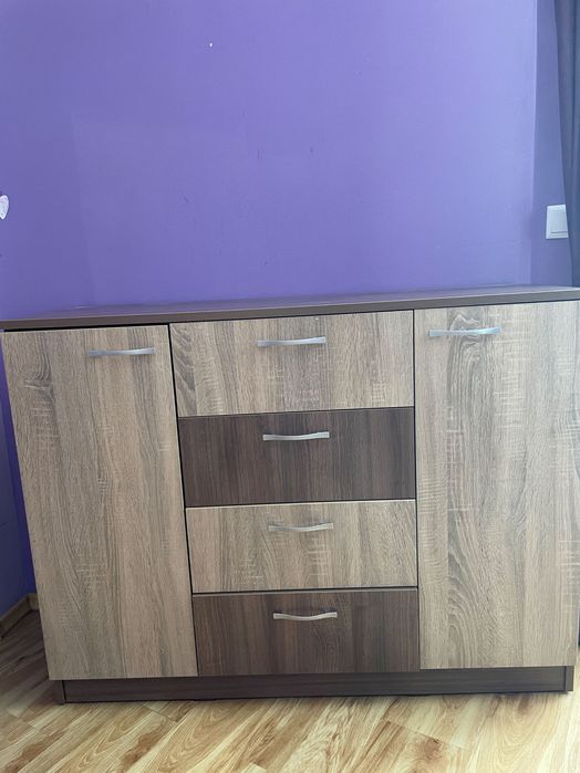 Скрин с две две секции и четири чекмеджета.