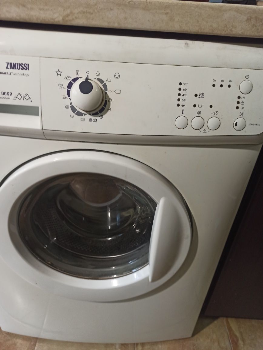 Продавам пералня Zanussi ZWG 680 K за части
