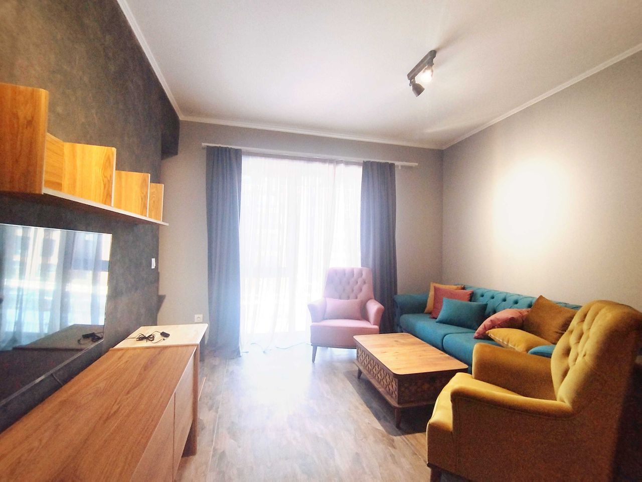 Дава се под наем Двустаен апартамент в София, Хладилника - 73 кв.м за 999 € - Снимка #1