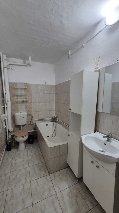 Apartament 2 camere de închiriat.