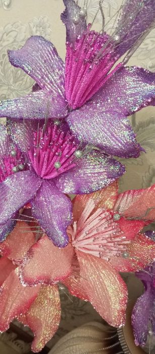 Vaza va chiroyli gullari bilan