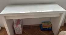Тоалетка от Ikea в добро състояние със стъкло и чекмедже