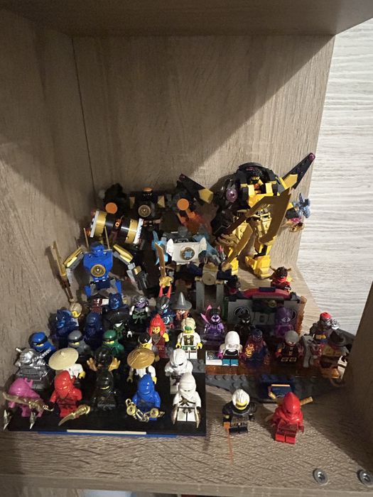 Лего фигурки и роботи