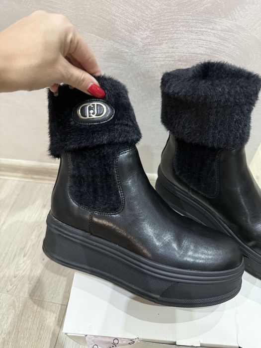 Черни Боти, Liu Jo