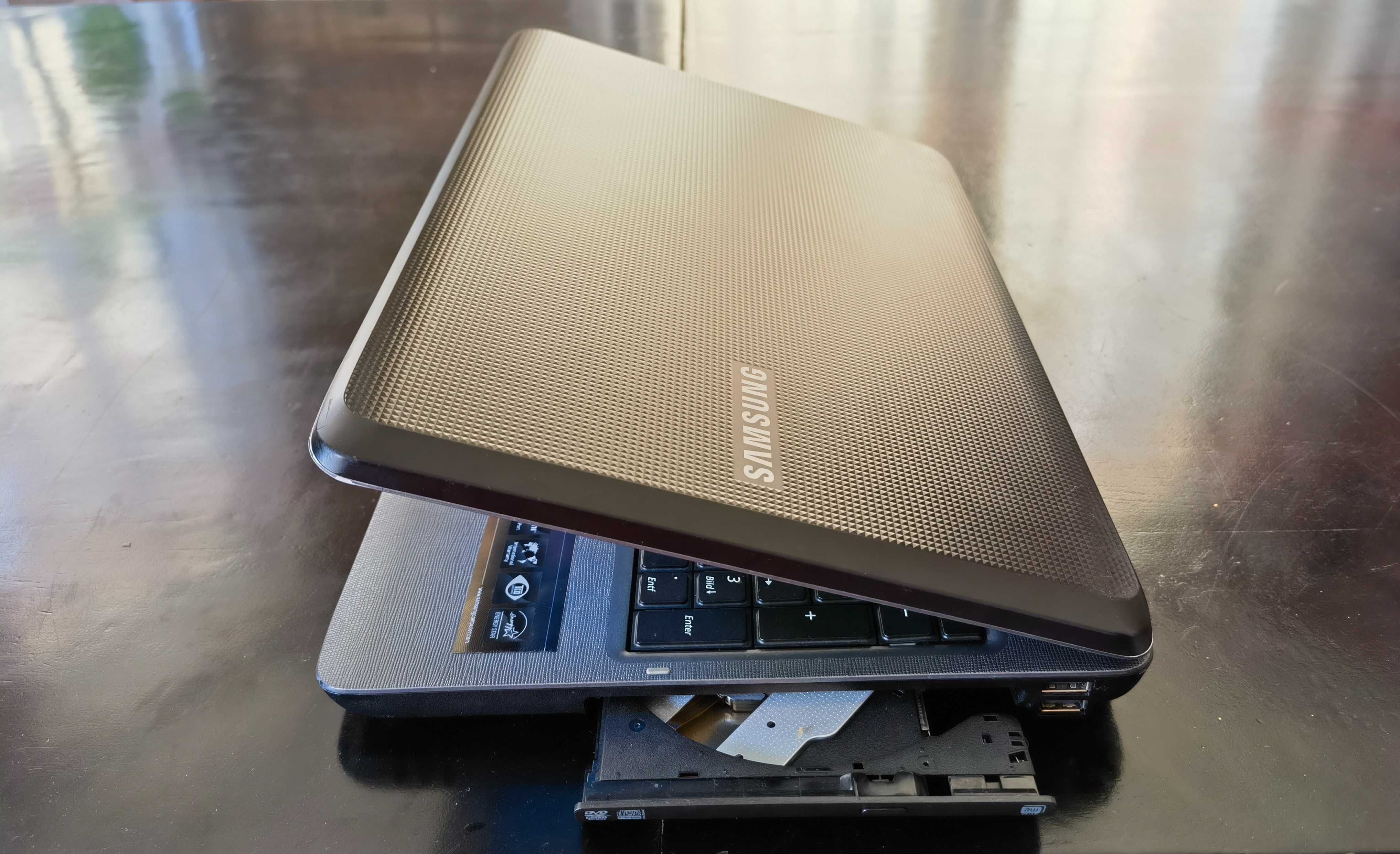 Продавам лаптоп Samsung SA31/15.6сКам/2х2.2Ghz/4gb/500gb/HDMI/DVDrw