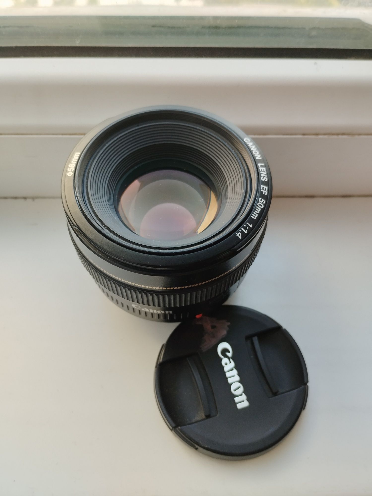 Obektiv  canon 50mm 1.4f sotiladi xolati zor yengide turubdi