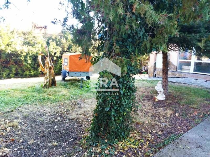 Продава се уникален имот в Димитровград – търговски обект и жилищна ча