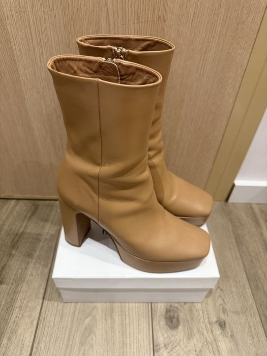 Продавам кожени боти Zara