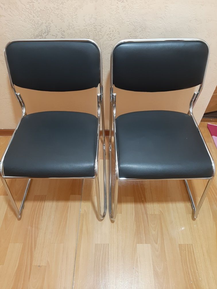 Продам два стула офисных, и диван раскладной отличные