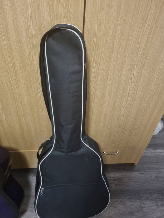 Vind chitara perfect funcțională