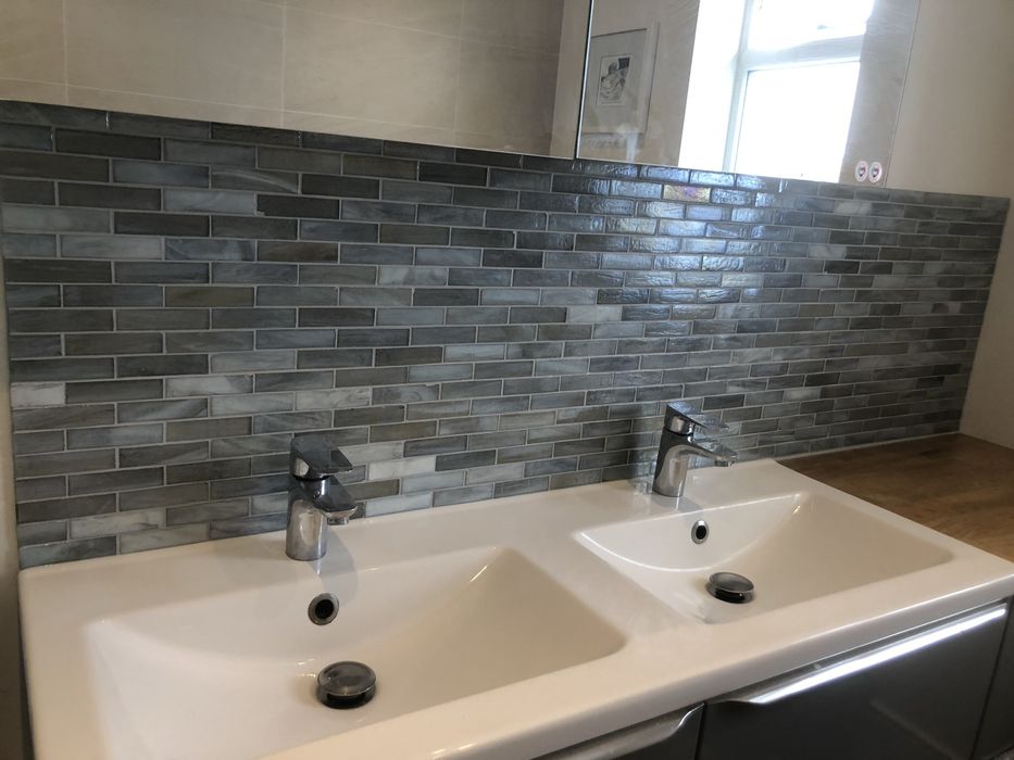 Montaj gresie fainta si decorative lavabile.