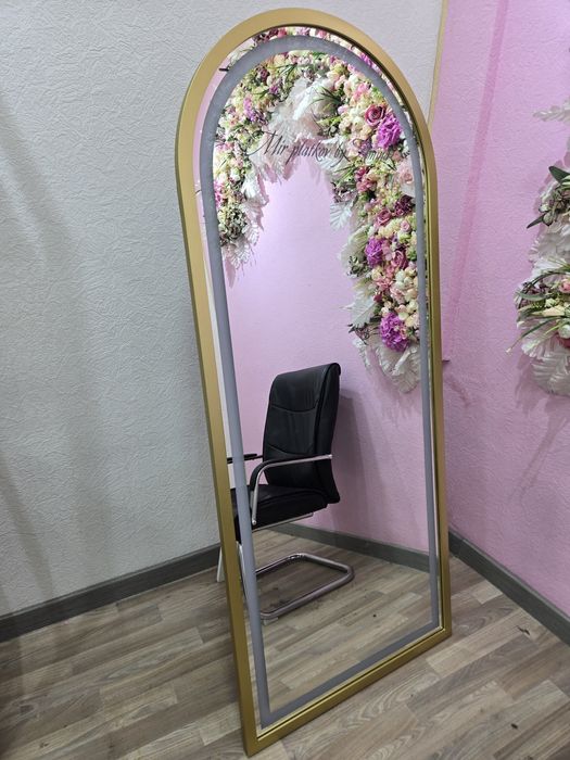 Ойна. Тилла ранг металга ишланган.