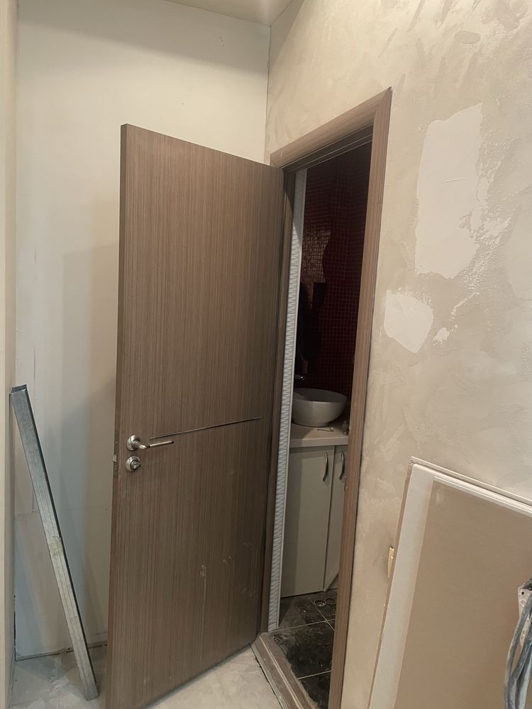 Продам б/у двери,ламинат , кухню