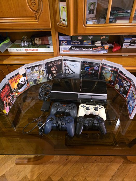 Vând PlayStation 3 (PS3) în stare foarte bună, complet funcțional, pre