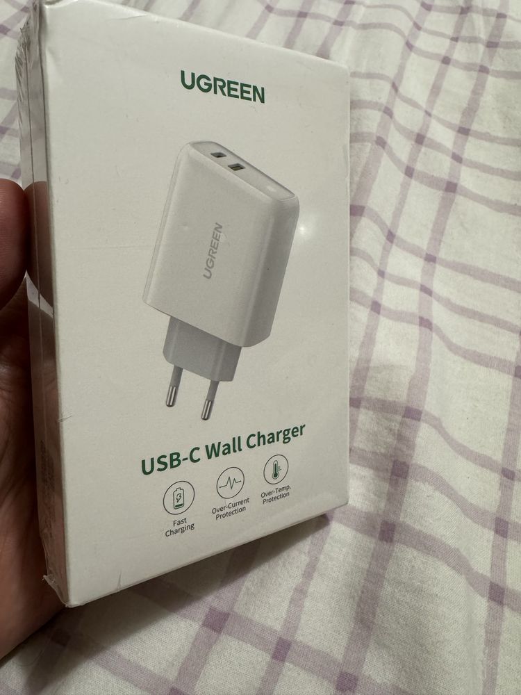 Чисто нов Fast charge адаптер зарядно с USB-A и USB-C гнезда