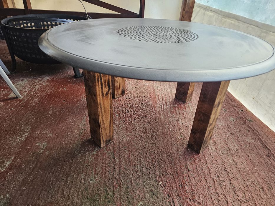 Vand 2 mese din lemn