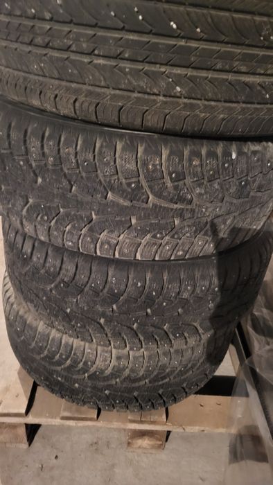 Всесезонная шина, новая, шипованные на авто Лексус..