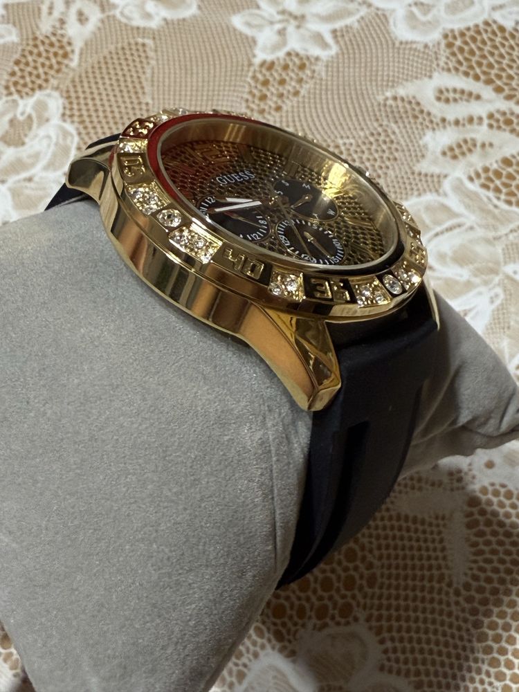 Златист часовник guess(чисто нов) 2 години гаранция
