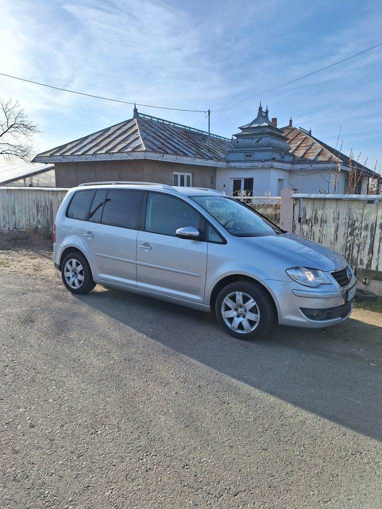 Vând vw touran 2009