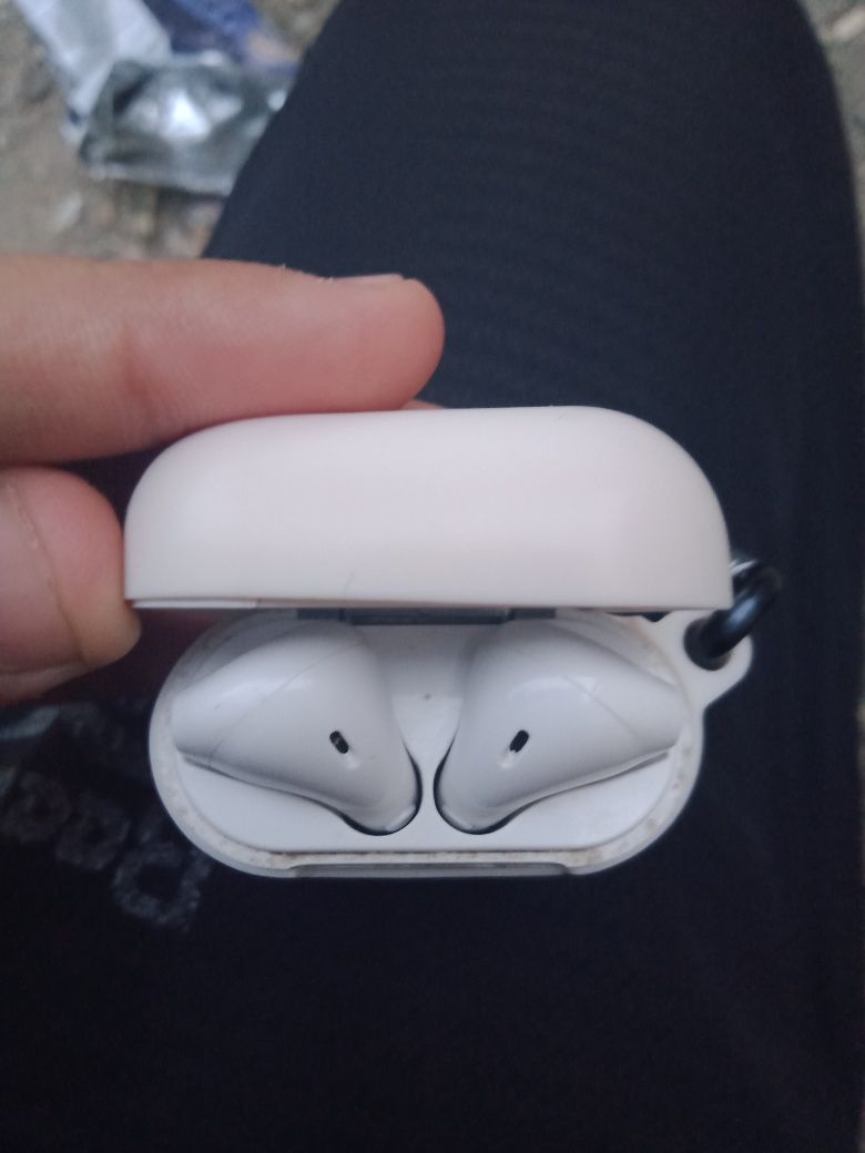 Airpods продаются оригинал +чехол