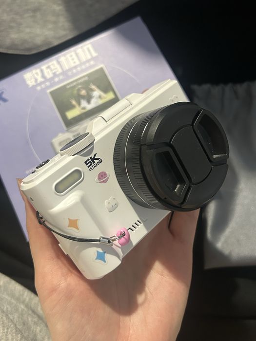 Цифровой фотоаппарат с выдвижным экраном