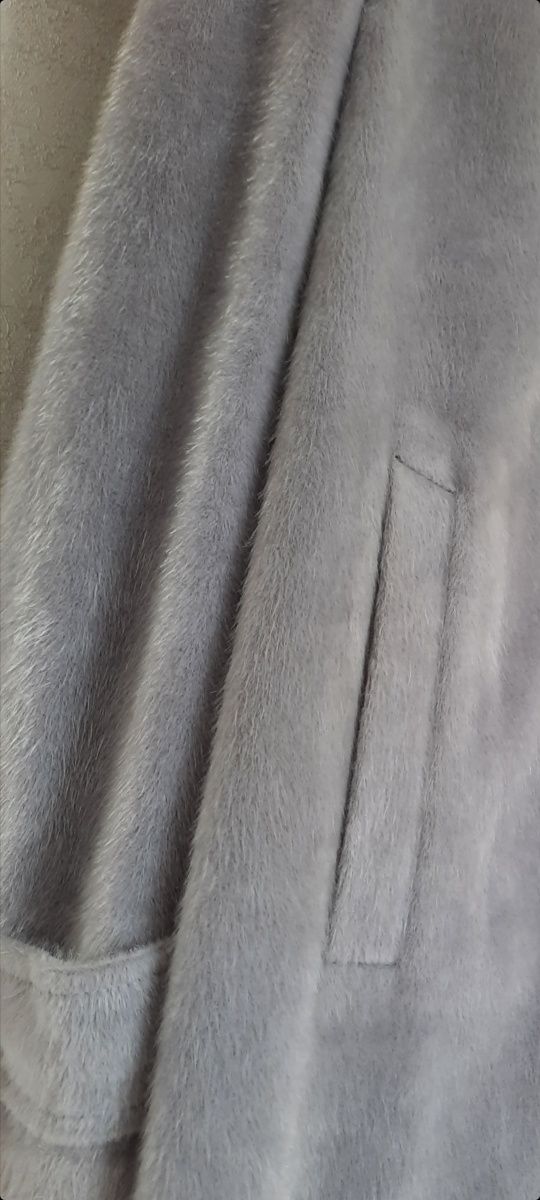 Продаётся женское Шикарное пальто из Нерпы богатый капишон