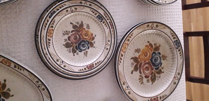 Serviciu de masa pentru 14 persoane din ceramica, rustic si frumos