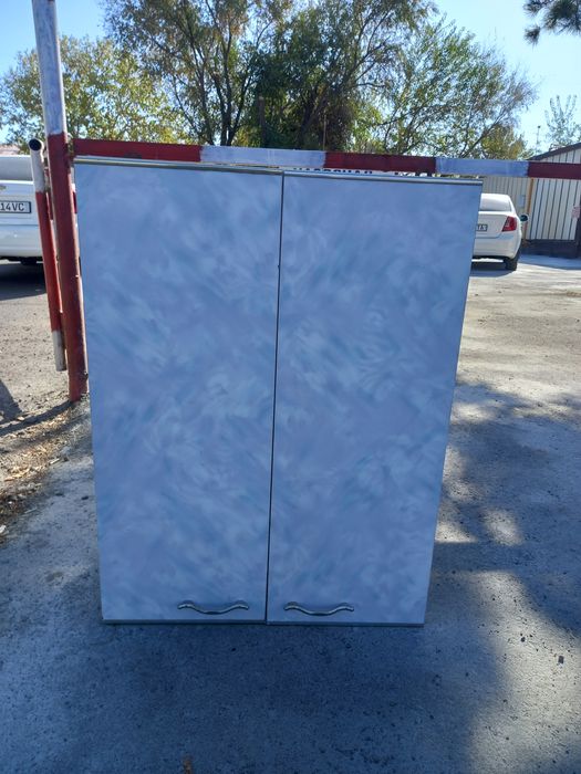 Кухонный  шкаф  сделан  из  материала  МДФ качественный