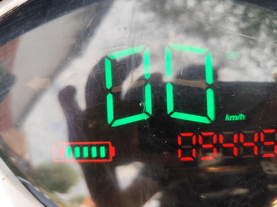 Vând scuter electric bateri noi pe el  25 km la ora