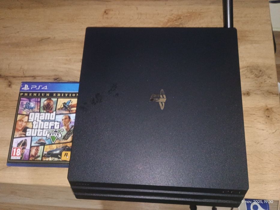 Vând PlayStation 4 Pro + GTA V