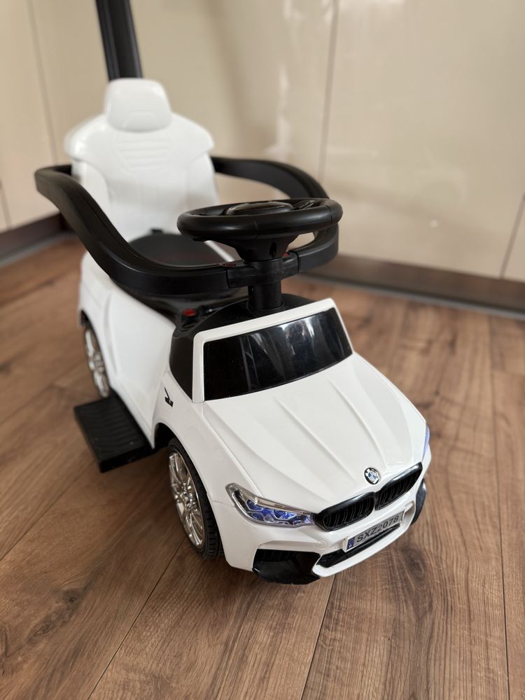 Кола за яздене с дръжка BMW бяла