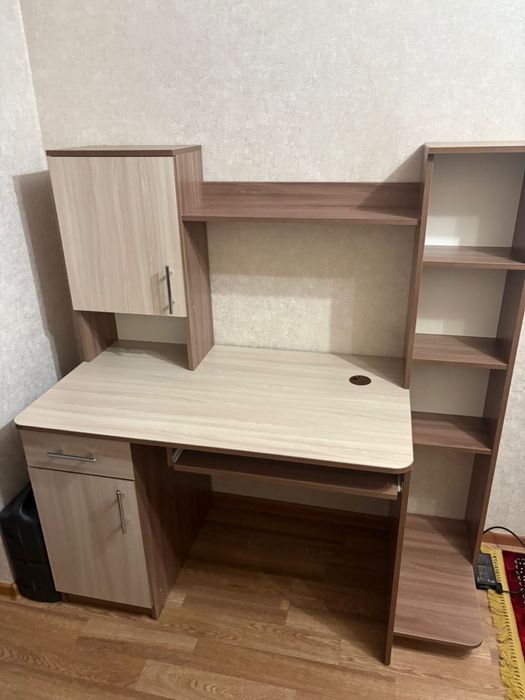 Продам стол с полками