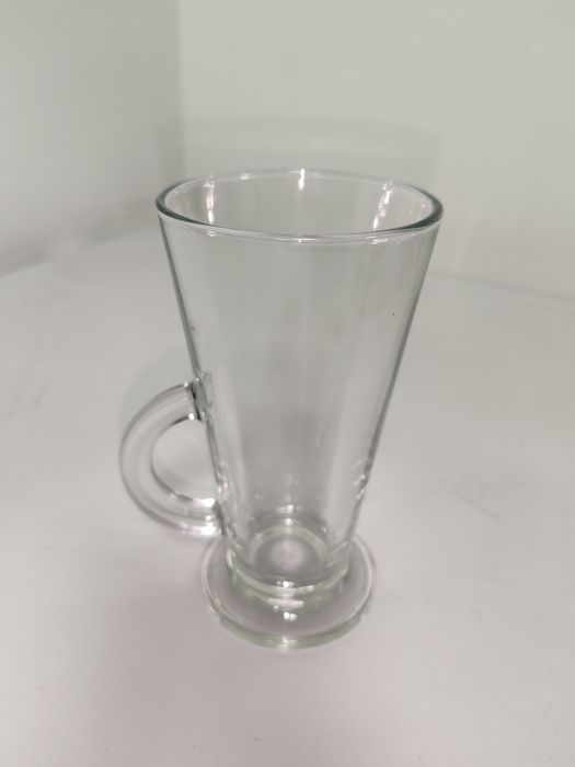Pahar din sticlă, cu mâner