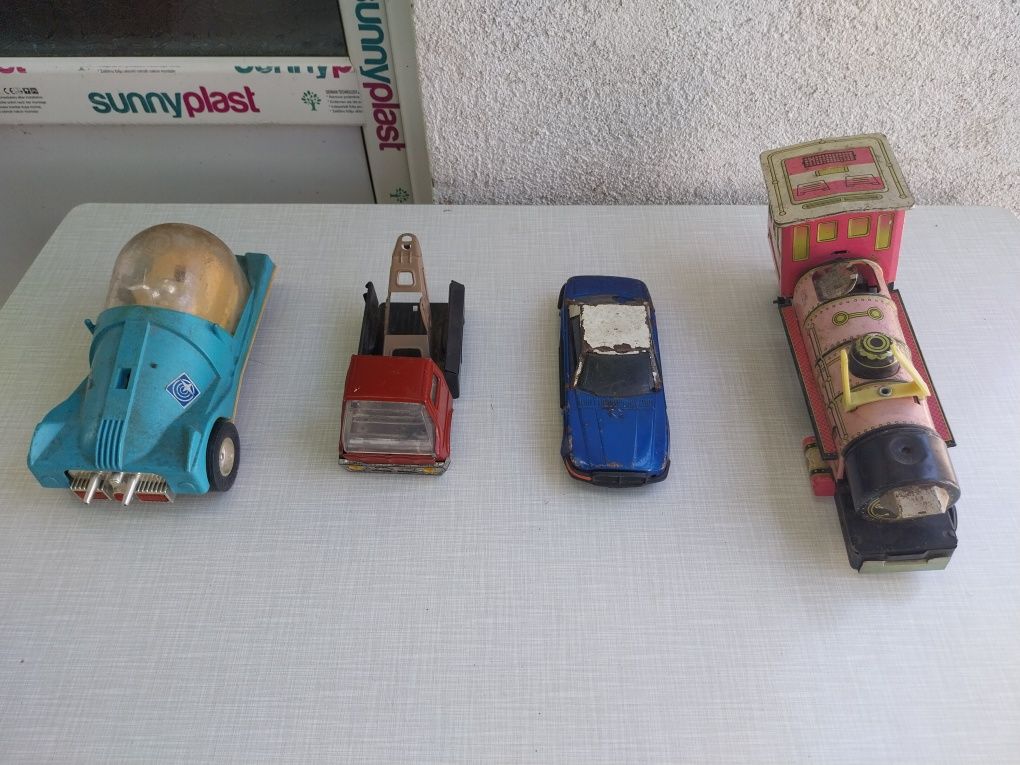 Mașinuțe vechi tablă incomplete.