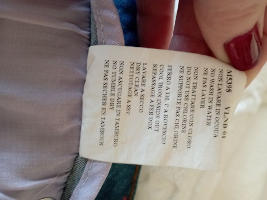 Vând blugi de damă Valentino