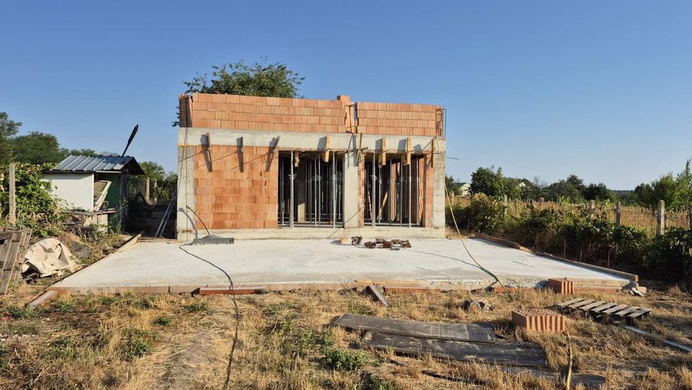 Извършвам строителни услуги