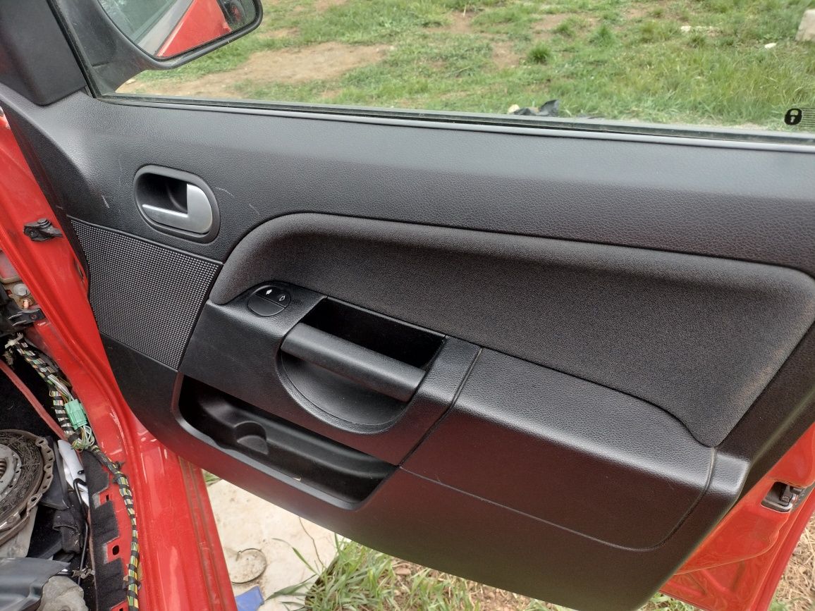 Dezmembrez Ford Fiesta 1.6 tdci din 2007