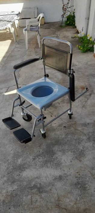 Scaun rulant cu wc/ baie dus/pacienti dizabilitati batrani