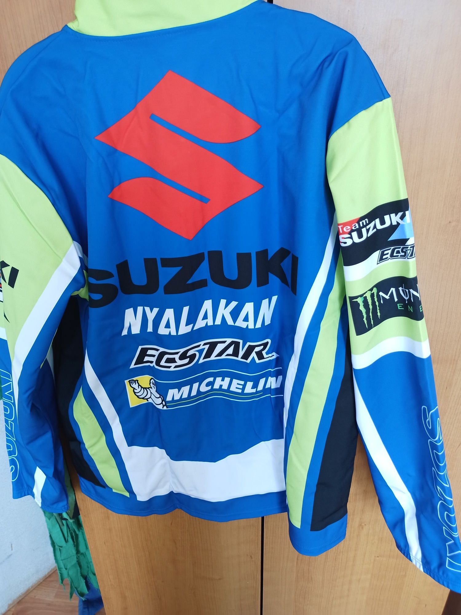 Suzuki ECSTAR Moto GP суичъри няколко модела и ветровка с качулка!