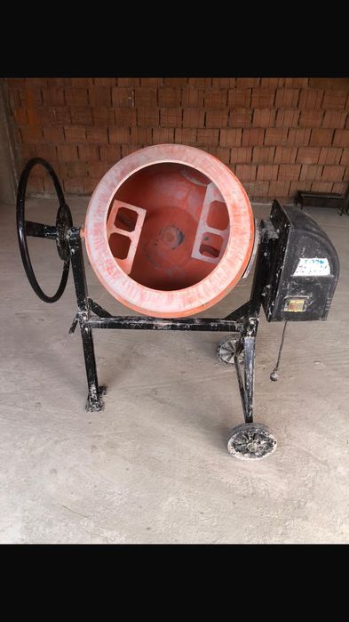 Vând betoniera 150 L