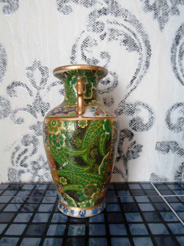 Изящная китайская фарфоровая ваза.  Ручная работа.
