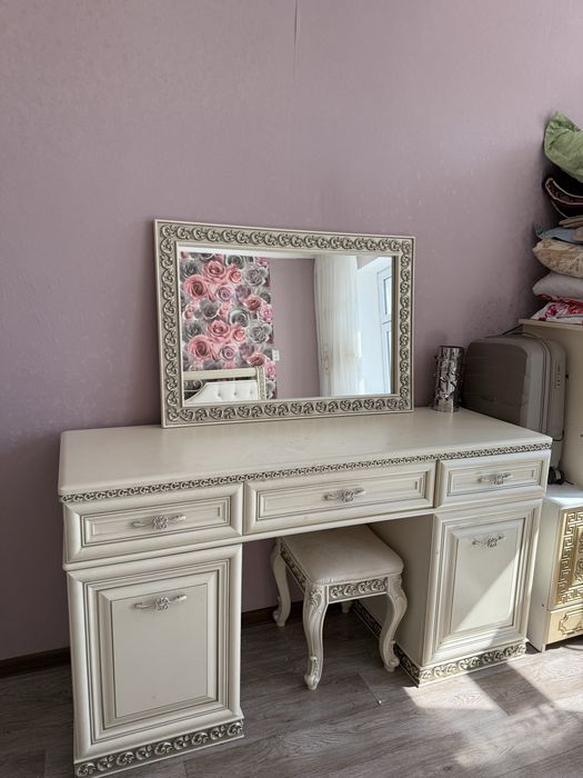 Продается туалетный столик с зеркалом