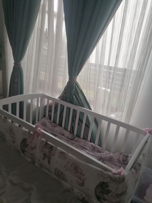 Pătuț din lemn, saltea, lenjerie si protectii laterale